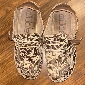 Hey Dude Women’s Tan and Brown Patterned